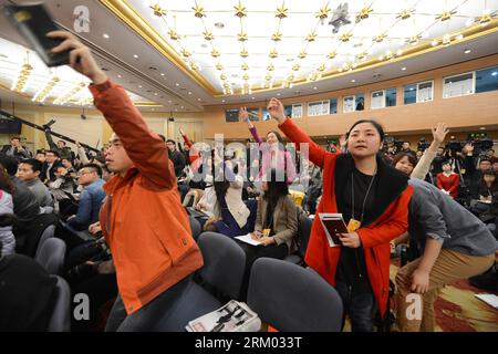 Bildnummer: 59312323 Datum: 07.03.2013 Copyright: imago/Xinhua (130307) -- PECHINO, 7 marzo 2013 (Xinhua) -- i giornalisti alzano la mano per fare domande in una conferenza stampa tenuta dalla prima sessione del 12° Comitato Nazionale della Conferenza consultiva politica del popolo cinese (CPPCC) a Pechino, capitale della Cina, il 7 marzo 2013. I membri del dodicesimo Comitato nazionale del CPPCC Jia Zhibang, Chen Xiwen, li Yi Ning, li Yizhong, Du Ying e Lin Yifu hanno risposto alle domande durante la conferenza stampa. (Xinhua/Qin Qing) (hdt) (DUE SESSIONI)CINA-PECHINO-CPPCC-CONFERENZA STAMPA (CN) PUBLICATIONxNOTxIN Foto Stock