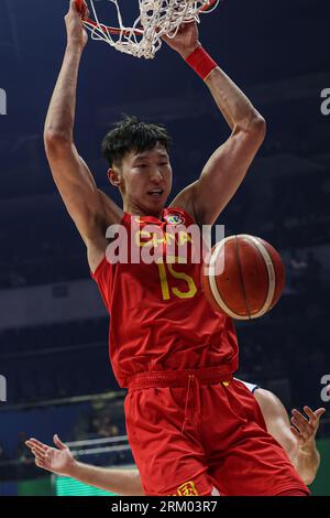 Manila, Filippine. 26 agosto 2023. Zhou Qi della Cina sbatte durante la partita del gruppo B tra Serbia e Cina alla Coppa del mondo FIBA 2023 a Manila, nelle Filippine, il 26 agosto 2023. Crediti: Wu Zhuang/Xinhua/Alamy Live News Foto Stock