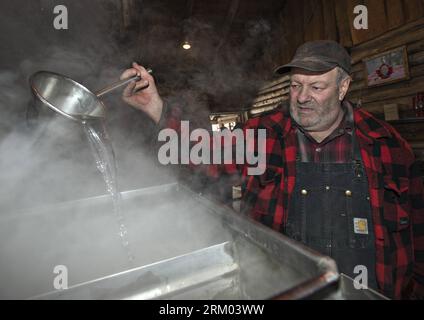 Bildnummer: 59316482 Datum: 06.03.2013 Copyright: imago/Xinhua (130307) -- RIGAUD, 6 marzo 2013 (Xinhua) -- il contadino d'acero della quinta generazione Simon Rozon ispeziona la sap mentre cucina nell'evaporatore nella Sucrerie de la Montagne a Rigaud, Quebec, Canada il 6 marzo 2013. L'acero da zucchero è una pianta comune nel sud-est del Canada e nel nord-est degli Stati Uniti, la cui foglia è raffigurata sulla bandiera nazionale del Canada e la cui linfa è trasformata in sciroppo, un noto dolce naturale apprezzato dai canadesi e dai turisti stranieri. Il Canada produce più del 80% dello sciroppo d'acero del mondo, con circa 26.500.000 l Foto Stock