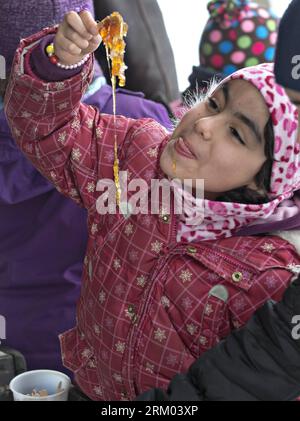 Bildnummer: 59316484 Datum: 06.03.2013 Copyright: imago/Xinhua (130307) -- RIGAUD, 6 marzo 2013 (Xinhua) -- Tara Barakett di Montreal, dieci anni, gode del taffy di sciroppo d'acero servito ai vistori nella Sucrerie de la Montagne a Rigaud, Quebec, Canada il 6 marzo 2013. L'acero da zucchero è una pianta comune nel sud-est del Canada e nel nord-est degli Stati Uniti, la cui foglia è raffigurata sulla bandiera nazionale del Canada e la cui linfa è trasformata in sciroppo, un noto dolce naturale apprezzato dai canadesi e dai turisti stranieri. Il Canada produce più del 80% dello sciroppo d'acero del mondo, con circa 26.500.000 lite Foto Stock