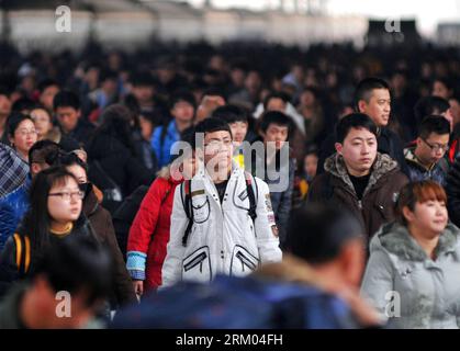 Bildnummer: 59320155 Datum: 08.03.2013 Copyright: imago/Xinhua (130308) -- TIANJIN, 8 marzo 2013 (Xinhua) -- i passeggeri devono fare la fila per far controllare i loro biglietti prima di uscire dalla stazione ferroviaria di Tianjin, nel nord della Cina, 26 febbraio 2013. Il periodo di viaggio di 40 giorni della Cina che copre il Festival di Primavera si è concluso il 7 marzo con un record di 3,42 miliardi di viaggi effettuati con i mezzi pubblici, secondo il Ministero dei trasporti. Le ferrovie del paese hanno visto un totale di 240 milioni di viaggi, rispetto a circa 220 milioni nello stesso periodo dell'anno scorso, ha detto l'autorità ferroviaria. (Xinhua/Yang Baosen) (lfj) Foto Stock