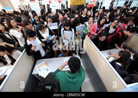 Bildnummer: 59323172 Datum: 09.03.2013 Copyright: imago/Xinhua (130309) -- NANCHINO, 9 marzo 2013 (Xinhua) -- gli studenti universitari sono visti durante una fiera del lavoro appositamente tenuta per le donne a Nanchino, capitale della provincia del Jiangsu della Cina orientale, 9 marzo 2013. Sabato si è tenuta qui una fiera del lavoro per le studentesse universitarie, che ha fornito più di 3.000 posizioni da circa 100 datori di lavoro. (Xinhua/Sun CAN) (xzj) CHINA-JIANGSU-NANJING-JOB FAIR (CN) PUBLICATIONxNOTxINxCHN Gesellschaft Studenten Arbeit Messe Jobmesse x0x xds 2013 quer 59323172 Data 09 03 2013 Copyright Imago XINHUA Nanjing 9 marzo 2013 Foto Stock