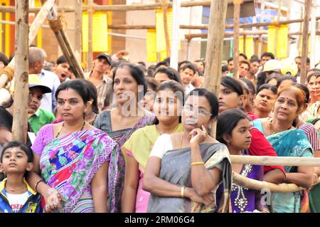 Bildnummer: 59331271  Datum: 10.03.2013  Copyright: imago/Xinhua (130310) -- MUMBAI, March 10, 2013 (Xinhua) -- Hindu devotees queue to attend an event at the Babulnath Temple in Mumbai, India, March 10, 2013. A lot of Hindu devotees gathered at the Babulnath Temple Sunday to offer milk and flowers to celebrate the Maha Shivaratri festival. Maha Shivaratri which can be translated into great night of Lord Shiva marks the night when he recreated himself with divine powers. Hindus mark the Maha Shivratri festival by offering special prayers to Lord Shiva and fasting. (Xinhua/Wang Ping) INDIA-MUMB Stock Photo