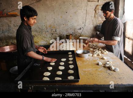 Bildnummer: 59333866  Datum: 10.03.2013  Copyright: imago/Xinhua Two Afghan men work at a traditional sweet factory in Herat province in western Afghanistan, on March 10, 2013. (Xinhua/Sardar) (syq) AFGHANISTAN-HERAT-SWEET FACTORY PUBLICATIONxNOTxINxCHN Wirtschaft Bäckerei Handwerk backen Arbeitswelten x0x xmb 2013 quer     59333866 Date 10 03 2013 Copyright Imago XINHUA Two Afghan Men Work AT a Traditional Sweet Factory in Herat Province in Western Afghanistan ON March 10 2013 XINHUA Sardar  Afghanistan Herat Sweet Factory PUBLICATIONxNOTxINxCHN Economy Bakery Crafts Baking world of work x0x Stock Photo