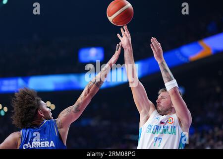 Okinawa, Japan. 26th Aug, 2023. Luka Doncic (R) of Slovenia shoots during the group F first round match between Slovenia and Venezuela at the FIBA World Cup 2023 in Okinawa, Japan, Aug. 26, 2023. Credit: Zhang Xiaoyu/Xinhua/Alamy Live News Foto Stock