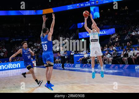 Okinawa, Giappone. 26 agosto 2023. Jaka Blazic (R) slovena tira a segno durante la partita del primo turno del gruppo F tra Slovenia e Venezuela alla Coppa del mondo FIBA 2023 a Okinawa, in Giappone, il 26 agosto 2023. Crediti: Zhang Xiaoyu/Xinhua/Alamy Live News Foto Stock