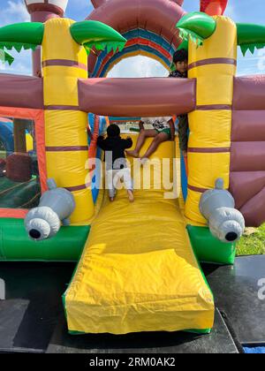 Avenhorn, Paesi Bassi. 22 agosto 2023. Un castello gonfiato per bambini. Foto di alta qualità Foto Stock