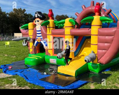 Avenhorn, Paesi Bassi. 22 agosto 2023. Un castello gonfiato per bambini. Foto di alta qualità Foto Stock