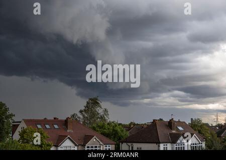 Wimbledon, Londra, Regno Unito. 26 agosto 2023. Pioggia battente e nuvole di tuoni grigi attraversano Londra da ovest nel pomeriggio del 26 agosto. Crediti: Malcolm Park/Alamy Live News Foto Stock