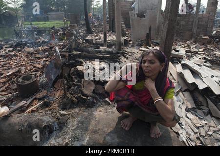Bildnummer: 59361142 Datum: 16.03.2013 Copyright: imago/Xinhua (130316) -- CALCUTTA, 16 marzo 2013 (Xinhua) -- una donna indiana guarda mentre siede vicino ai resti della sua capanna in un baraccopoli nella zona di Santoshpur alla periferia di Calcutta, India, 16 marzo 2013. Un incendio ha inghiottito circa 700 baraccopoli qui il sabato, lasciando più di un migliaio di senzatetto. (Xinhua/Tumpa Mondal) INDIA-CALCUTTA-FIRE PUBLICATIONxNOTxINxCHN Gesellschaft Unglück Unfall Brand Feuer premiumd x0x xmb 2013 quer 59361142 Data 16 03 2013 Copyright Imago XINHUA Calcutta 16 marzo 2013 XINHUA a Indian Woman lo Foto Stock
