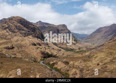 le tre sorelle di glencoe hanno elevato la vista verso loch achtriochtan in lontananza Foto Stock