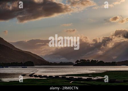 guardando a ovest lungo loch leven fino a ballachulish dal villaggio di glencoe al tramonto Foto Stock