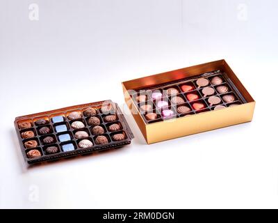 coloratissimi pezzi di cioccolato in una scatola dal design elegante. caramelle rock. scatola regalo chocolote Foto Stock