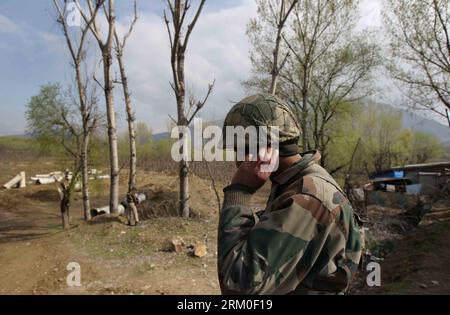 Bildnummer: 59400697 Datum: 21.03.2013 Copyright: imago/Xinhua (130321) -- SRINAGAR, 21 marzo 2013 (Xinhua) -- una guardia di frontiera indiana parla al telefono dopo che un camion è stato attaccato da militanti a Srinagar, capitale estiva del Kashmir controllato dagli indiani, 21 marzo 2013. Almeno tre guardie di frontiera della Border Security Force (BSF) dell'India sono state ferite giovedì dopo che uomini armati hanno imboscato il loro convoglio nel Kashmir controllato dagli indiani, ha detto la polizia. (Xinhua/Javed Dar)(zcc) KASHMIR-SRINAGAR-GUARDIE DI FRONTIERA-ATTACK PUBLICATIONxNOTxINxCHN Gesellschaft Politik Terror Anschlag Terroranschlag Hinterhalt Schießerei Militär Foto Stock