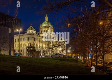 Museo Nazionale di Praga di notte. Foto Stock