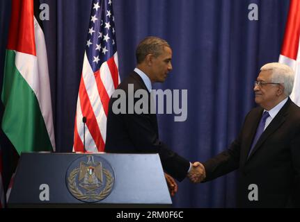 Bildnummer: 59400786 Datum: 21.03.2013 Copyright: imago/Xinhua (130321) - RAMALLAH, 21 marzo 2013 (Xinhua) - il presidente degli Stati Uniti Barack Obama (L) stringe la mano al suo omologo palestinese Mahmoud Abbas (R) durante la loro conferenza stampa congiunta nella città di Ramallah in Cisgiordania il 21 marzo 2013. Obama è arrivato a Tel Aviv in Israele mercoledì per iniziare il suo tour Mideast. Obama trascorrerà tre giorni in Israele, nei territori palestinesi e in Giordania. (Xinhua/POOL/Fadi Arouri) MIDEAST-RAMALLAH-OBAMA-VISIT PUBLICATIONxNOTxINxCHN People Politik USA Palästina premiumd x0x xmb 2013 quer 59400786 D Foto Stock