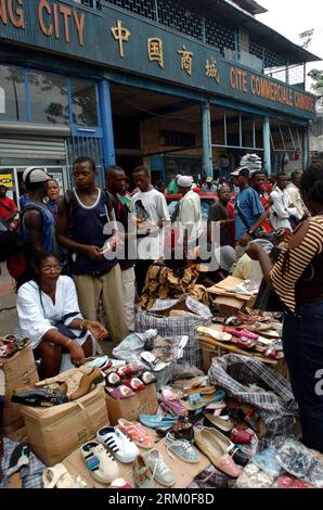 Bildnummer: 59400855 Datum: 01.12.2005 Copyright: imago/Xinhua Vendors sell Chinese Goods at a Chinese Market in Douala, Camerun, 1 dicembre 2005. Sudafrica. (Xinhua/Yang lei) CINA-AFRICA-ECONOMIA, COOPERAZIONE COMMERCIALE PUBLICATIONxNOTxINxCHN Wirtschaft x2x xmb 2005 hoch o0 Markt Stand Marktstand Wirtschaft 59400855 Data 01 12 2005 Copyright i venditori di Imago XINHUA vendono beni cinesi IN un mercato cinese a Douala Camerun DEC 1 2005 Sudafrica XINHUA Yang lei Cina Africa Economy Trade Cooperation PUBLICATIONxNOTxINxCHN Economy x2x 2005 verticale o0 market stand Stall Economy Foto Stock