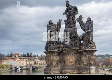 Statue di Madonna, San Domenico e Tommaso d'Aquino, Ponte Carlo, Praga, Cechia. Foto Stock