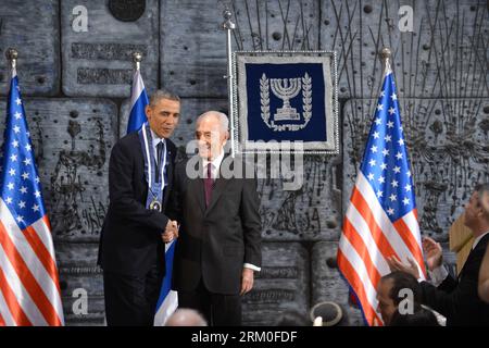 Bildnummer: 59406549 Datum: 21.03.2013 Copyright: imago/Xinhua il presidente israeliano Shimon Peres (R) stringe la mano con il presidente degli Stati Uniti Barack Obama dopo avergli presentato la Medaglia Presidenziale di distinzione, il più alto onore civile di Israele, durante la cena ufficiale di stato a Gerusalemme, il 21 marzo 2013. (Xinhua/Yin Dongxun) (dtf) MIDEAST-JERUSALEM-U.S. PRESIDENT-MEDAL PUBLICATIONxNOTxINxCHN People xns x0x 2013 quer prima Aufmacher 59406549 Data 21 03 2013 Copyright Imago XINHUA il presidente israeliano Shimon Peres r Shakes mano con il presidente degli Stati Uniti Barack Obama dopo AVERGLI presentato i Presidenti Foto Stock