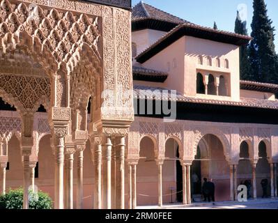 Splendidi dettagli dell'architettura dell'Alhambra, a Granada in Spagna. Si tratta di un sito patrimonio dell'umanità dell'UNESCO Foto Stock
