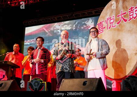 Bildnummer: 59424427  Datum: 23.03.2013  Copyright: imago/Xinhua Hong Kong action movie star Jackie Chan (1st R) attends a fund-raising performance with Malaysian Prime Minister Najib (2nd R) in Kuantan, Malaysia, March 23, 2013. The event was held here to raise money for the construction of a new Chinese school. (Xinhua) MALAYSIA-JACKIE CHAN-FUND-RAISING PUBLICATIONxNOTxINxCHN People Entertainment xdp x0x 2013 quer     59424427 Date 23 03 2013 Copyright Imago XINHUA Hong Kong Action Movie Star Jackie Chan 1st r Attends a Fund Raising Performance With Malaysian Prime Ministers Najib 2nd r in K Stock Photo