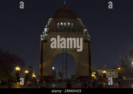 Bildnummer: 59424413 Datum: 23.03.2013 Copyright: imago/Xinhua l'illuminazione del Monumento alla Rivoluzione (Monumento a la Revolucion) viene disattivata durante l'evento annuale Earth Hour a città del Messico, capitale del Messico, il 23 marzo 2013. Città del Messico ha partecipato all'ora della Terra 2013 spegnendo le luci non necessarie per un'ora, dalle 20:30 alle 21:30 ora locale il sabato. (Xinhua/Alejandro Ayala) MESSICO-MESSICO CITTÀ-EARTH HOUR PUBLICATIONxNOTxINxCHN Gesellschaft Klimaaktion Earth Hour Klimaschutz 60 xdp x0x 2013 quer premiumd 59424413 Data 23 03 2013 Copyright Imago Foto Stock