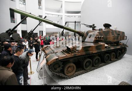 Bildnummer: 59426776 Datum: 24.03.2013 Copyright: imago/Xinhua (130324) -- NANCHINO, 24 marzo 2013 (Xinhua) -- i turisti visitano un carro armato presso il museo delle armi dell'Università della Scienza e della tecnologia di Nanchino (NJUST) a Nanchino, capitale della provincia del Jiangsu della Cina orientale, 24 marzo 2013. La NJUST ha aperto al pubblico per celebrare il suo 60 ° anniversario domenica. Il museo delle armi raccoglie circa 6.000 armi dalla prima guerra mondiale. (Xinhua) (zkr) CHINA-NANJING-NJUST-WEAPON MUSEUM(CN) PUBLICATIONxNOTxINxCHN x2x xkg 2013 quer o0 Militär, Militärmuseum, Ausstellung waffen technologie waffentechnologie panze Foto Stock