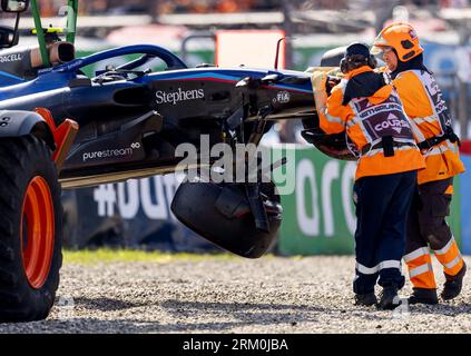 ZANDVOORT - la vettura di Logan Sargeant (Williams) dopo il suo incidente durante le qualifiche per il Gran Premio di F1 dei Paesi Bassi sul circuito Zandvoort il 26 agosto 2023 a Zandvoort, Paesi Bassi. ANP KOEN VAN WEEL Foto Stock