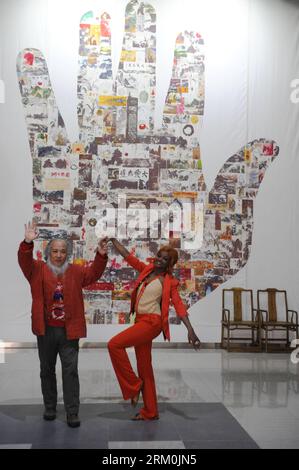 Bildnummer: 59440568  Datum: 25.03.2013  Copyright: imago/Xinhua Aida Yang and her husband Yang Yan pose for photos in their studio in Beijing, capital of China, March 7, 2013. I feel that he is a good man, and I want to be with him. Recalling the first time Aida saw her husband two years ago in her hometown Freetown, the 26-year-old Barbie-like lady lost in sweet memory, Language or distance is not a problem. This love at first sight unveiled when the Sierra Leone girl met with Yang Yan, a 58-year-old Chinese painter two years ago when Yang Yan traveled to Aida s hometown Freetown, Sierra Leo Stock Photo