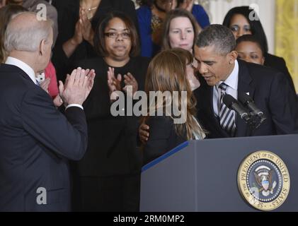 Bildnummer: 59455989 Datum: 28.03.2013 Copyright: imago/Xinhua (130328) -- WASHINGTON D.C., 28 marzo 2013 (Xinhua) -- il presidente degli Stati Uniti Barack Obama (R) abbraccia Katerina Rodgaard di Moms Demand Action for Gun Sense in America, mentre il vicepresidente Joe Biden sta a guardare, durante un evento sulla protezione dei bambini dalla violenza con le armi da fuoco nella stanza orientale della Casa Bianca a Washington D.C., capitale degli Stati Uniti, il 28 marzo 2013. (Xinhua/Zhang Jun) US-WASHINGTON-OBAMA-GUN CONTROL PUBLICATIONxNOTxINxCHN People premiumd xns x0x 2013 quer 59455989 Data 28 03 2013 Copyright Imago XINHUA Washington D C M. Foto Stock