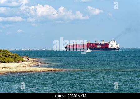 La grande nave portacontainer "Independent quest" salpò sul Solent verso Southampton in un'estate limpida, Hampshire, Inghilterra, Regno Unito Foto Stock