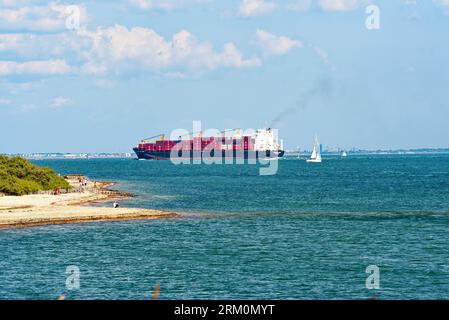 La grande nave portacontainer "Independent quest" salpò sul Solent verso Southampton in un'estate limpida, Hampshire, Inghilterra, Regno Unito Foto Stock