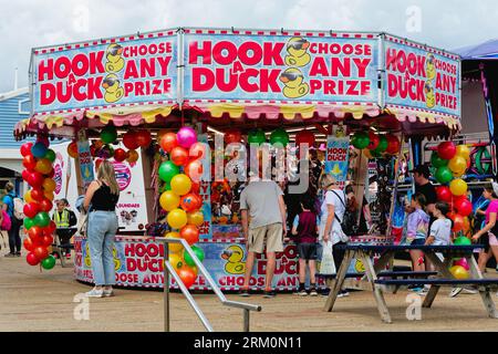 Sosta di divertimento con i clienti sul lungomare di Portsmouth in una giornata estiva Hampshire Inghilterra Regno Unito Foto Stock