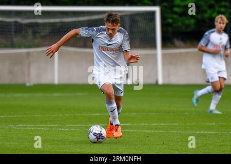 Swansea, Galles. 26 agosto 2023. Thomas Woodward di Swansea City durante la partita Under 18 Professional Development League tra Swansea City e Sheffield Wednesday alla Swansea City Academy di Swansea, Galles, Regno Unito, il 26 agosto 2023. Crediti: Duncan Thomas/Majestic Media/Alamy Live News. Foto Stock