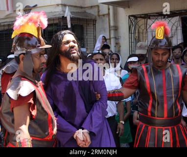 Bildnummer: 59459761  Datum: 29.03.2013  Copyright: imago/Xinhua watch a passion play on Good Friday to mark Easter in Mumbai, India, March 29, 2013. Passion play is a dramatic presentation depicting the suffering and death of Jesus Christ and part of the Good Friday celebrations. (Xinhua/Stringer) INDIA-MUMBAI-GOOD FRIDAY PUBLICATIONxNOTxINxCHN Gesellschaft Ostern Karfreitag Kirche Religion x0x xub 2013 quer     59459761 Date 29 03 2013 Copyright Imago XINHUA Watch a Passion Play ON Good Friday to Mark Easter in Mumbai India March 29 2013 Passion Play IS a Dramatic PRESENTATION depicting The Stock Photo