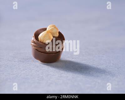 primo piano di una foto isolata del buon cioccolato. cioccolato su un piatto Foto Stock