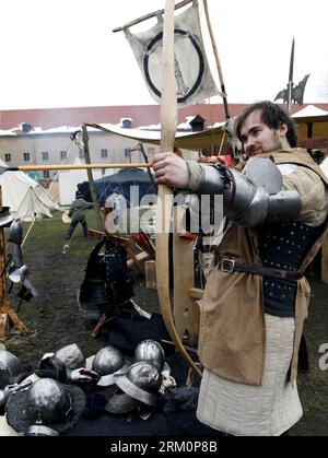 Bildnummer: 59462502  Datum: 30.03.2013  Copyright: imago/Xinhua A man performs archery during the annual Knight Festival, which opened in the Spandau Zitadelle (Citadel) in Berlin, March 30, 2013. A wide range of activities presenting the life and scene dating back to the European medieval times at the 3-day Knight Festival attracts many Berliners on outing during their Easter vacation. (Xinhua/Pan Xu) GERMANY-BERLIN-KNIGHT FESTIVAL PUBLICATIONxNOTxINxCHN Gesellschaft Kultur Mittelalter Mittelalterfest xas x0x 2013 hoch premiumd     59462502 Date 30 03 2013 Copyright Imago XINHUA a Man perfor Stock Photo