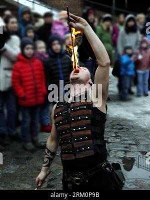 Bildnummer: 59462493 Datum: 30.03.2013 Copyright: imago/Xinhua Un uomo mostra la sua acrobazia di inghiottire il fuoco durante l'annuale Knight Festival, che ha aperto nella Spandau Zitadelle (Cittadella) a Berlino, il 30 marzo 2013. Una vasta gamma di attività che presentano la vita e la scena risalenti al medioevo europeo al Knight Festival di 3 giorni attira molti berlinesi in gita durante le loro vacanze pasquali. (Xinhua/Pan Xu) GERMANIA-BERLINO-KNIGHT FESTIVAL PUBLICATIONxNOTxINxCHN Gesellschaft Kultur Mittelalter Mittelalterfest Feuerschlucker xas x0x 2013 hoch premiumd kurios 59462493 Data 30 03 Foto Stock