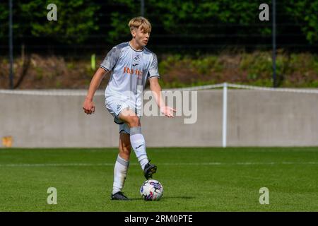 Swansea, Galles. 26 agosto 2023. Arthur Parker di Swansea City durante la partita Under 18 Professional Development League tra Swansea City e Sheffield Wednesday alla Swansea City Academy di Swansea, Galles, Regno Unito, il 26 agosto 2023. Crediti: Duncan Thomas/Majestic Media/Alamy Live News. Foto Stock