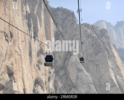 Bildnummer: 59465107 Datum: 01.04.2013 Copyright: imago/Xinhua (130401) -- XI AN, 1 aprile 2013 (Xinhua) -- le funivie per la vetta occidentale del Monte Huashan sono in servizio a Xi An, capitale della provincia dello Shaanxi della Cina nord-occidentale, 1 aprile 2013. la funivia di 4.211 metri per la vetta occidentale del Monte Huashan è stata messa in funzione il lunedì dopo quattro anni di costruzione. Finora ci sono due funivie sul Monte Huashan, una a ovest e l'altra a nord. (Xinhua/Ding Haitao) (mp) CHINA-XI AN-MT. OPERAZIONE DI PROVA A FUNE HUASHAN (CN) PUBLICATIONxNOTxINxCHN Gesellschaft Seilbahn li Foto Stock