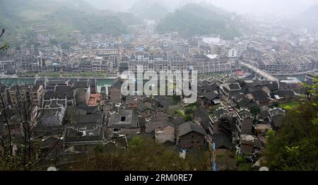 Bildnummer: 59466827 Datum: 02.04.2013 Copyright: imago/Xinhua (130402) - QIANDONGNAN, 2 aprile 2013 (Xinhua) -- questa vista dall'alto mostra la contea di Zhenyuan nel sud-ovest della Cina nella provincia di Guizhou, 31 marzo 2013. La contea potrebbe risalire a 2.280 anni con il fiume Wuyang che la attraversa. Poiché lungo il fiume furono costruite molte architetture in stile antico, l'antica città fu soprannominata Venezia Orientale dai turisti. (Xinhua/Hu Yan) (hdt) CHINA-GUIZHOU-ZHENYUAN-TOWNLET LANDSCAPE (CN) PUBLICATIONxNOTxINxCHN xcb x0x 2013 quer 59466827 Data 02 04 2013 Copyright Imago XINHUA Qiandongnan aprile Foto Stock