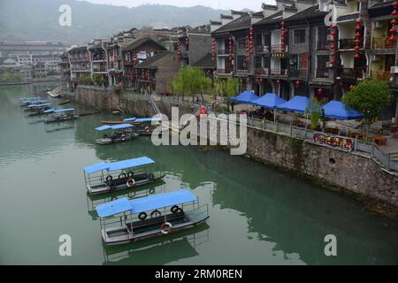 Bildnummer: 59466829 Datum: 02.04.2013 Copyright: imago/Xinhua (130402) -- QIANDONGNAN, 2 aprile 2013 (Xinhua) -- le barche sono galleggiate lungo il fiume nella contea di Zhenyuan, nella provincia di Guizhou della Cina sud-occidentale, 31 marzo 2013. La contea potrebbe risalire a 2.280 anni con il fiume Wuyang che la attraversa. Poiché lungo il fiume furono costruite molte architetture in stile antico, l'antica città fu soprannominata Venezia Orientale dai turisti. (Xinhua/Hu Yan) (hdt) CHINA-GUIZHOU-ZHENYUAN-TOWNLET LANDSCAPE (CN) PUBLICATIONxNOTxINxCHN xcb x0x 2013 quer 59466829 Data 02 04 2013 Copyright Imago XINHUA Qiandong Foto Stock