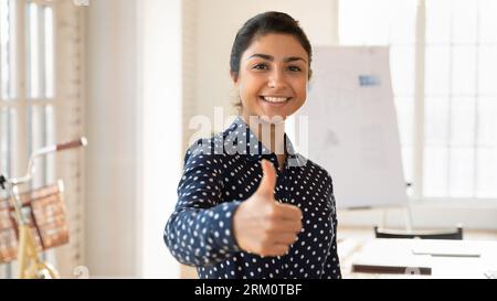 Ritratto di una donna donna del datore di lavoro indiano conosci il nuovo arrivato Foto Stock