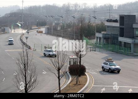 Bildnummer: 59469688 Datum: 03.04.2013 Copyright: imago/Xinhua (130403) -- PAJU, 3 aprile 2013 (Xinhua) -- veicoli sudcoreani tornano dal complesso industriale di Kaesong e passano l'ufficio doganale, immigrazione e quarantena (CIQ) a Paju, provincia di Gyeonggi della Corea del Sud, 3 aprile 2013. La Repubblica Popolare Democratica di Corea (RPDC) ha vietato ai lavoratori sudcoreani l'ingresso nel complesso industriale congiunto nella città di Kaesong, al confine della RPDC, consentendo solo ai lavoratori di lasciare Kaesong per tornare a Seul, ha detto mercoledì il ministero dell'unificazione. (Xinhua/Park Jin-hee) COREA DEL SUD-PAJU-KAESONG Foto Stock