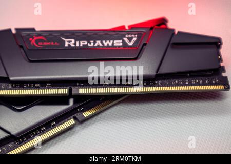 Kiev, Ucraina - 5 gennaio 2022: Moduli di memoria DRAM DDR4 G.Skill Ripjaws serie V con luce rossa. Primo piano della RAM del computer. Componenti di memoria del PC desktop Foto Stock