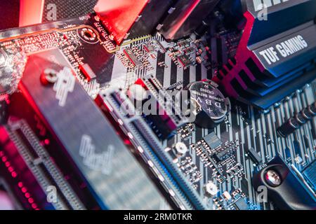 Kiev, Ucraina - 5 gennaio 2022: Microchip e socket della scheda madre ASUS Tuf Gaming Modern PC. Primi piani dei componenti del chipset hardware del computer a colori Foto Stock