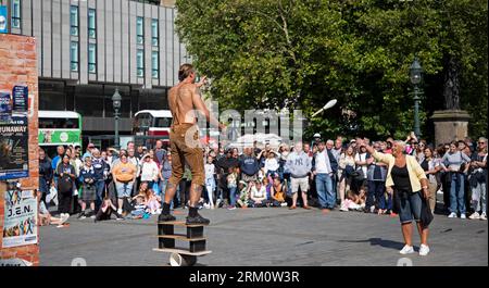 EdFringe, Royal Mile, Edimburgo, Scozia, Regno Unito. 26 agosto 2023. Ultimo sabato per gli artisti di strada e il pubblico che si è affollato per vederli, è stato il giorno più affollato il Fringe Festival, dove un grande pubblico ha guardato gli spettacoli in High Street. Nella foto: Street Performer Reidiculous utilizza l'interdizione del pubblico al campo di Mound. Credito: Notizie dal vivo Archwhite/alamy. Foto Stock