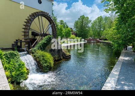 Ruota del mulino per tapolca nel parco del centro città dello stagno in Ungheria Foto Stock