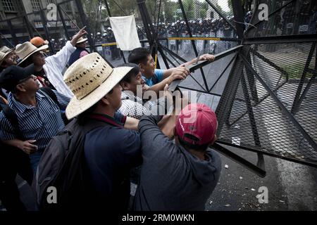 Bildnummer: 59476438  Datum: 05.04.2013  Copyright: imago/Xinhua (130405) -- MEXICO CITY, April 5, 2013 (Xinhua) -- Members of the National Coordinating Commitee of Education Workers (CNTE) confront riot policemen during a protest against the educational reform, outside the Interior Ministry building in Mexico City, capital of Mexico, April 4, 2013. (Xinhua/Rodrigo Oropeza)(zhf) MEXICO-MEXICO CITY-EDUCATION-PROTEST PUBLICATIONxNOTxINxCHN Gesellschaft Streik Demo Protest Lehrer Erzieher xdp x0x premiumd 2013 quer      59476438 Date 05 04 2013 Copyright Imago XINHUA  Mexico City April 5 2013 XIN Stock Photo