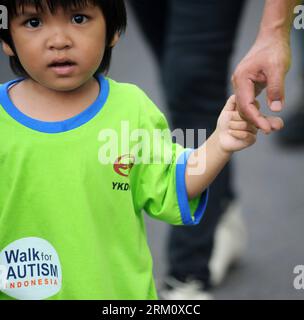 Bildnummer: 59479246  Datum: 06.04.2013  Copyright: imago/Xinhua (130406) -- JAKARTA, April 6, 2013 (Xinhua) -- A child holding his father s hand joins in the annual Walk for Autism 2013 in Jakarta, Indonesia, April 6, 2013. Walk for Autism is one part of its autism awareness campaign. (Xinhua/Veri Sanovri) INDONESIA-JAKARTA-WALK FOR AUTISM 2013 PUBLICATIONxNOTxINxCHN Gesellschaft Demo Autismus Marsch Solidarität x0x xdd premiumd 2013 quadrat      59479246 Date 06 04 2013 Copyright Imago XINHUA  Jakarta April 6 2013 XINHUA a Child Holding His Father S Hand joins in The Annual Walk for Autism 2 Stock Photo